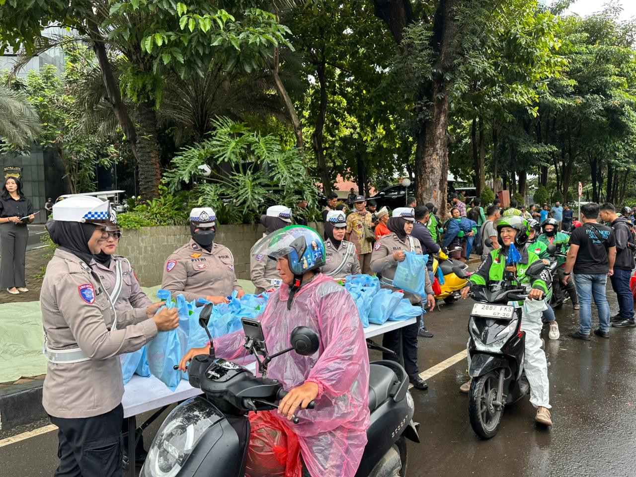 Jumat Peduli Polda Metro Jaya: 350 Paket Sembako Disalurkan ke Driver Ojol dan PHL