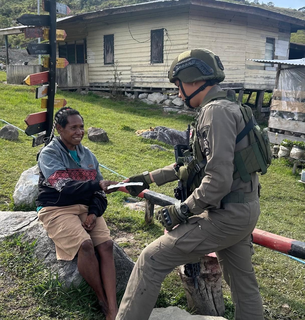 Sentuhan Kemanusiaan di Pos Sinak: Brimob Hadir Menjaga Kesehatan dan Harapan Warga