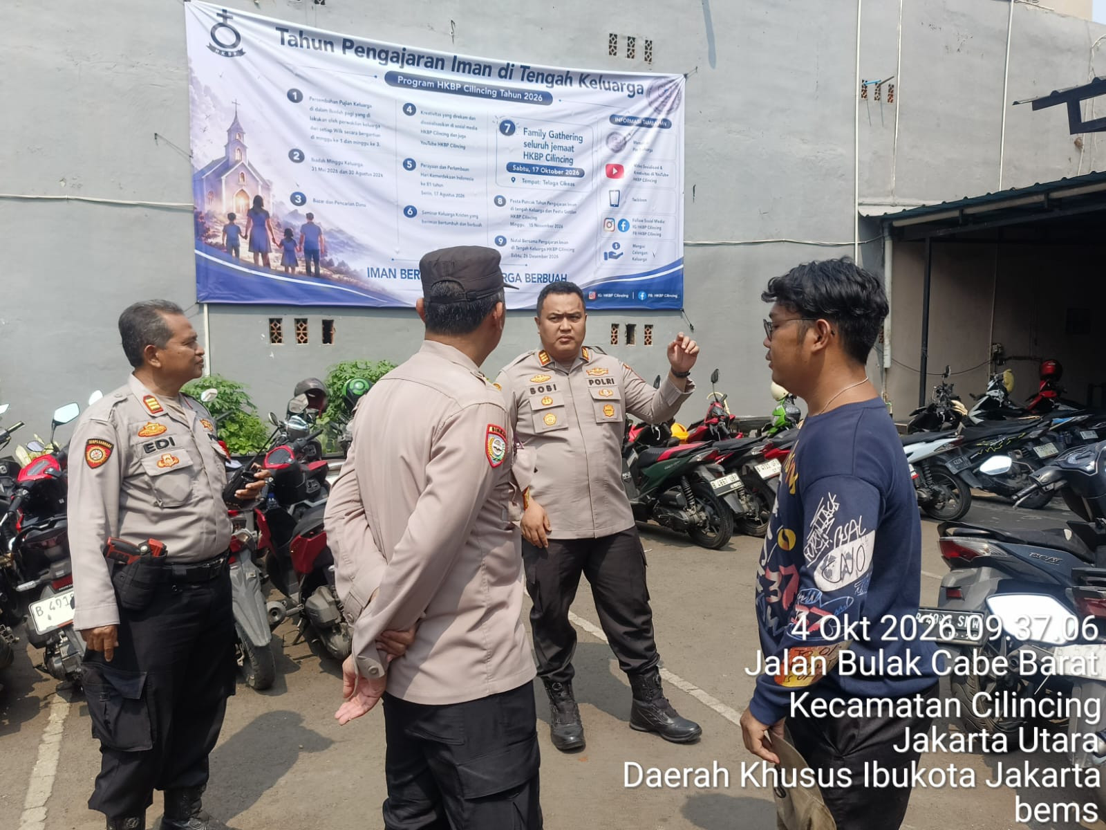Minggu Kasih Polsek Cilincing Ingatkan Jemaat Gunakan Helm Saat Beribadah