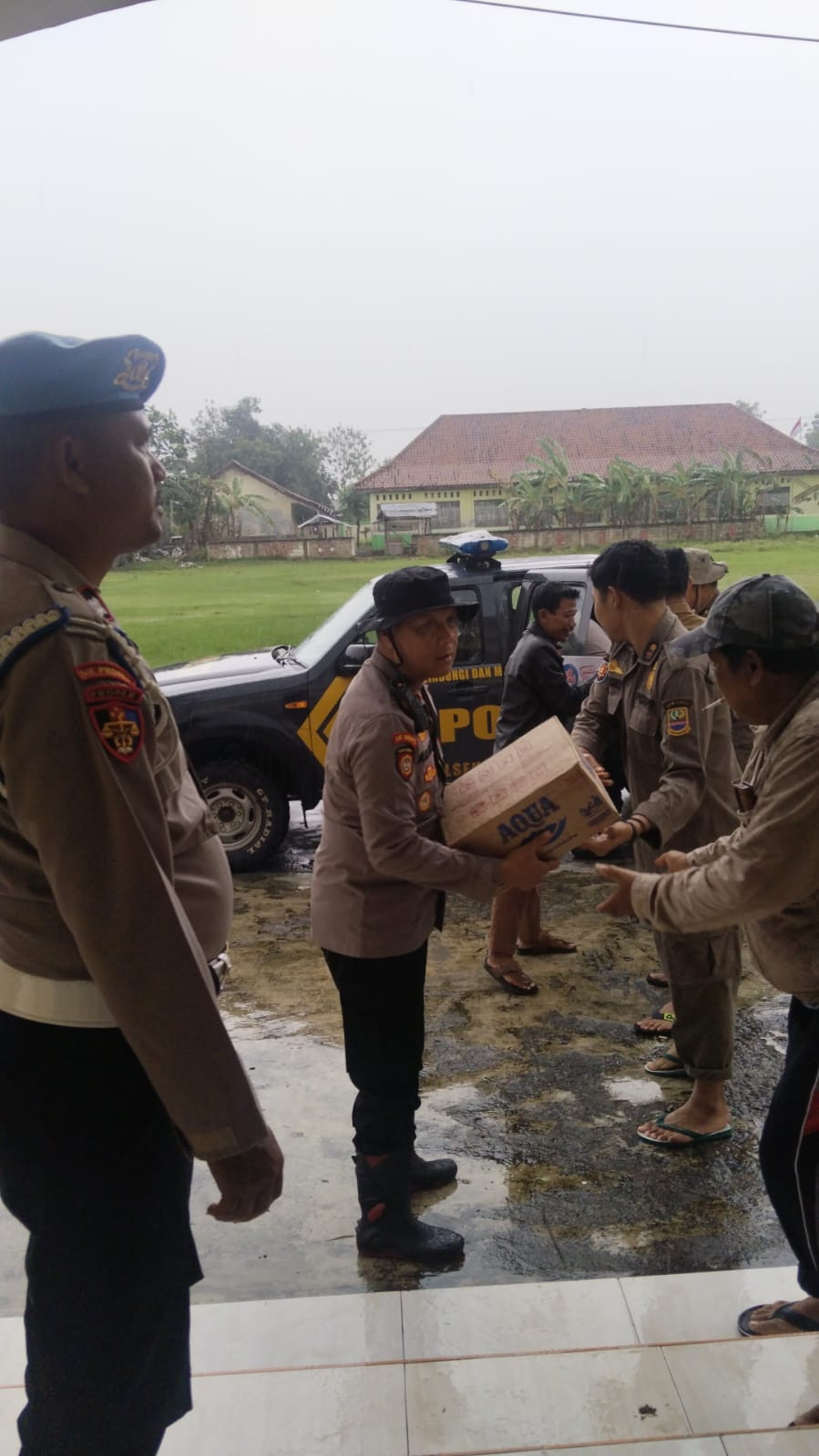 Respons Cepat Polisi dan Pemerintah, Berikan Bantuan Disalurkan kepada Korban Banjir di Cabangbungin