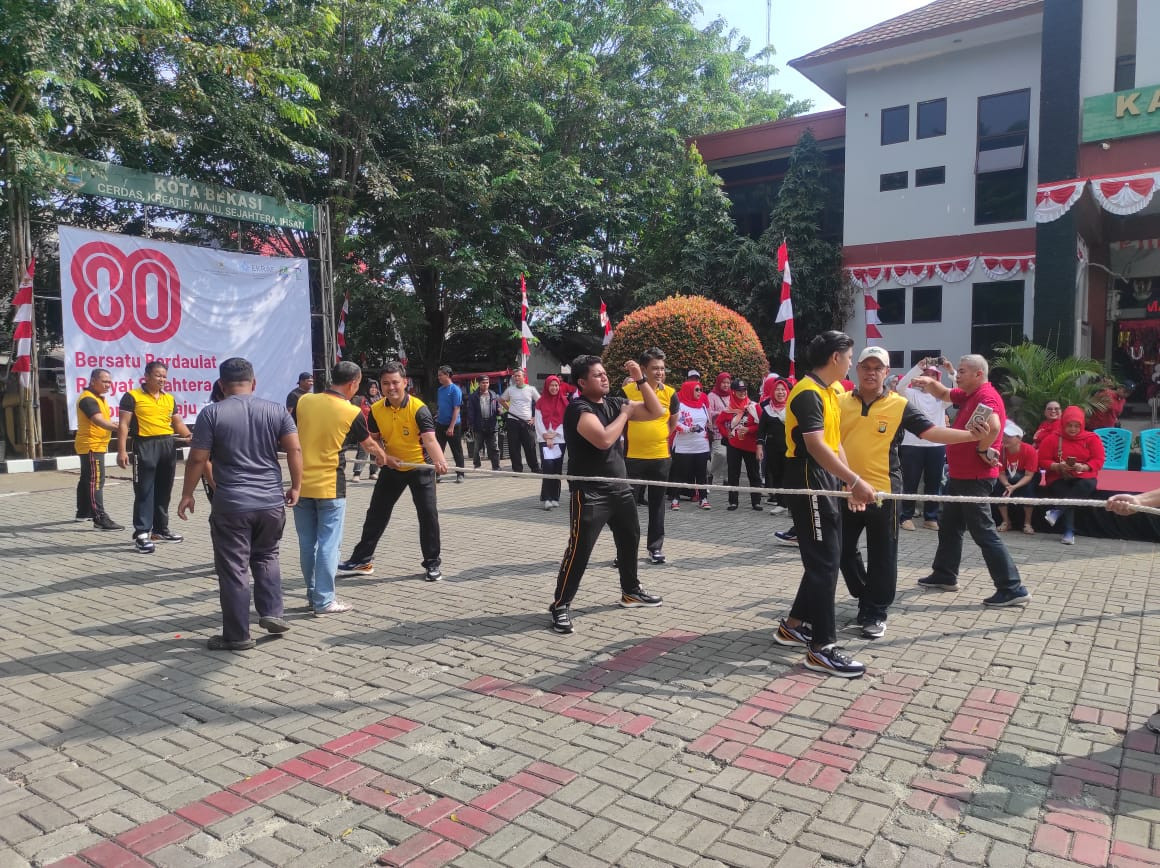 Polsek Bekasi Barat Raih Juara 1 Lomba Tarik Tambang dalam Rangka HUT Kemerdekaan RI ke-80 Tingkat Kecamatan Bekasi Barat