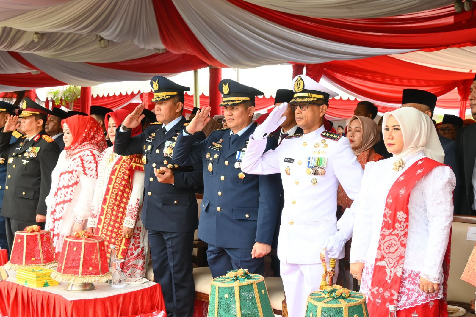 Komandan dan Prajurit Lanal Nias Ikuti Upacara Pengibaran Bendera Merah Putih Peringatan HUT Ke-80 Kemerdekaan Republik Indonesia di Jajaran Pulau Nias Tahun 2025