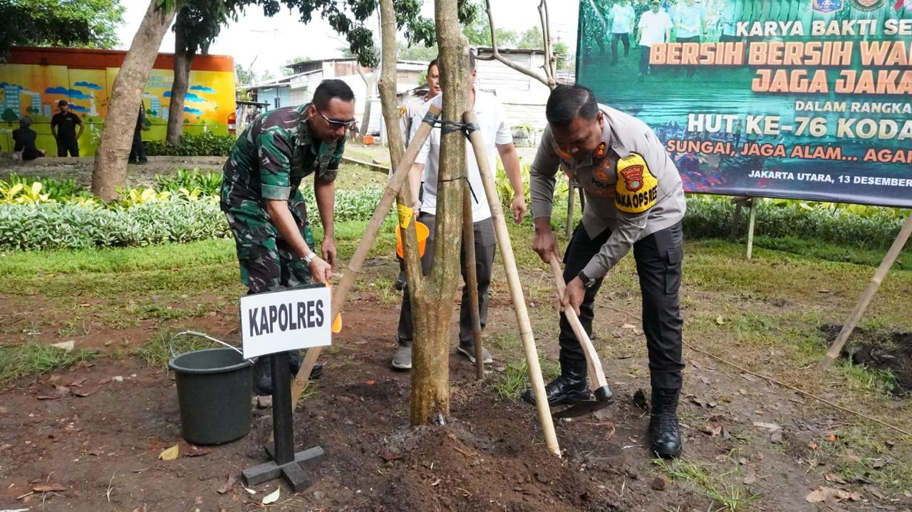 Wakapolres Metro Jakarta Utara Gelar Aksi Bersih - Bersih Lingkungan : Wujud Langkah Nyata Antisipasi Banjir