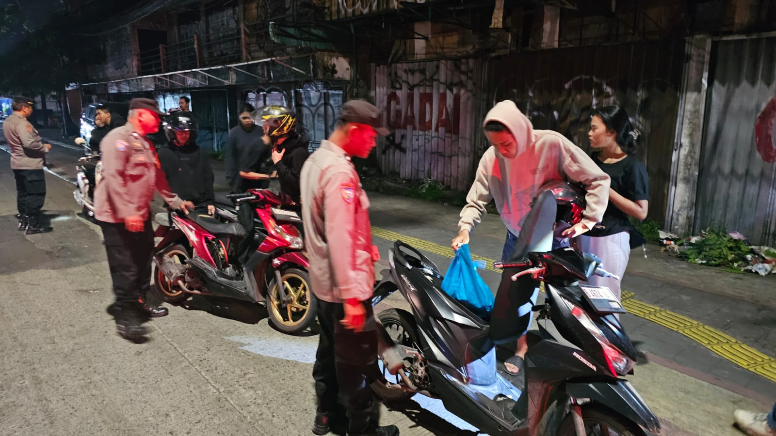 Polsek Pademangan Gelar Patroli KRYD dan Razia Stasioner, Amankan Dua Orang Pembawa Obat Keras dan Senjata Tajam ‎