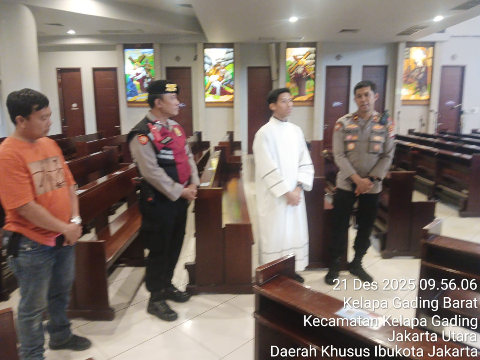 Pastikan Ibadah Natal Aman, Kapolsek Kelapa Gading Lakukan Sterilisasi Sejumlah Gereja