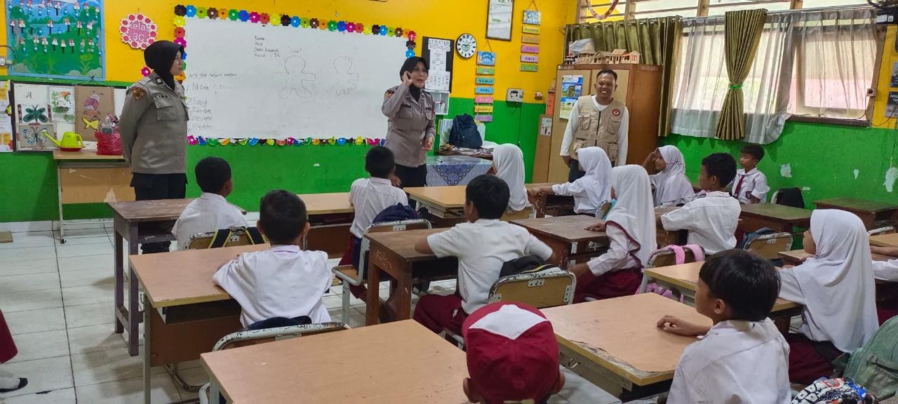 Polisi Gelar Trauma Healing bagi Siswa SDN 01 Kalibaru Pasca Kecelakaan Mobil MBG