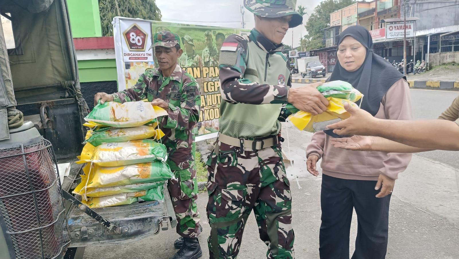 Jaga Kestabilan Harga Beras, Para Babinsa Dari Kodim 1710/Mimika Bekerja Sama Dengan Perum Bulog Terus Menjual Beras SPHP Untuk Warga Mimika