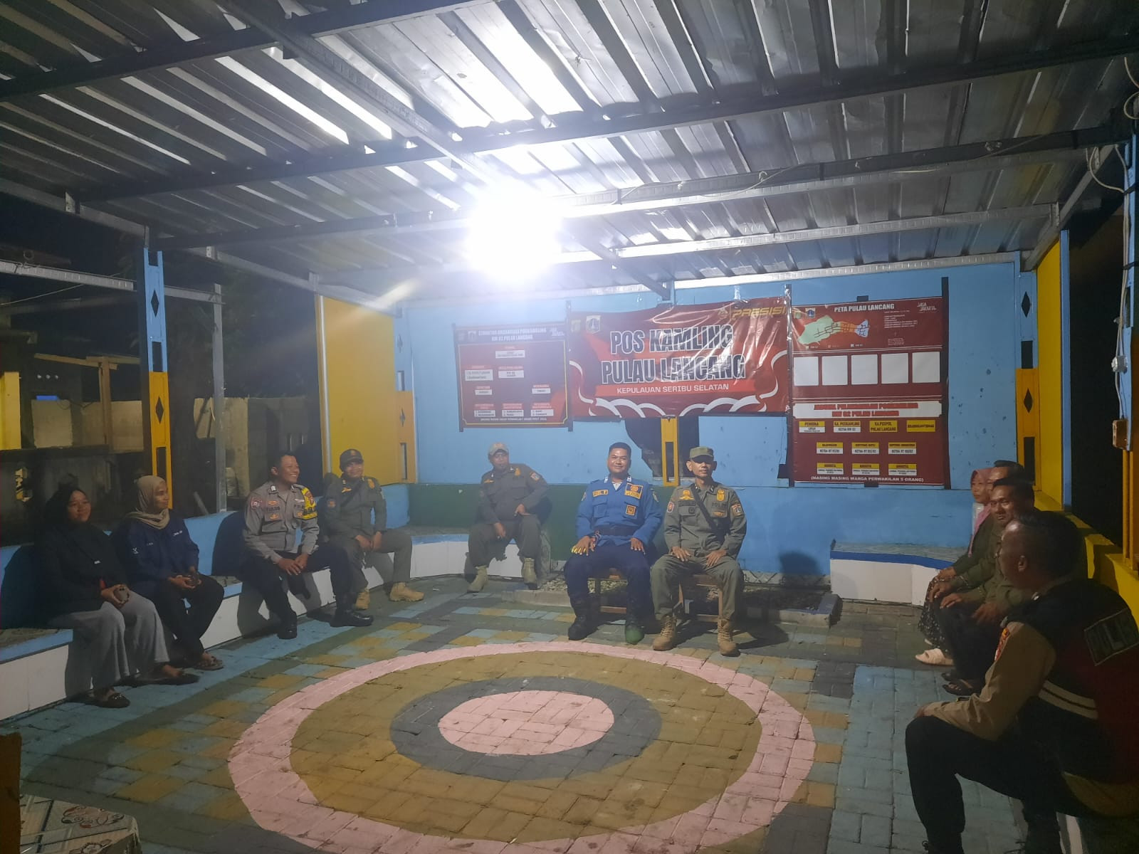 Patroli Malam Gabungan Polsek Kepulauan Seribu Selatan Antisipasi Guantibmas dan Sosialisasikan Layanan 110