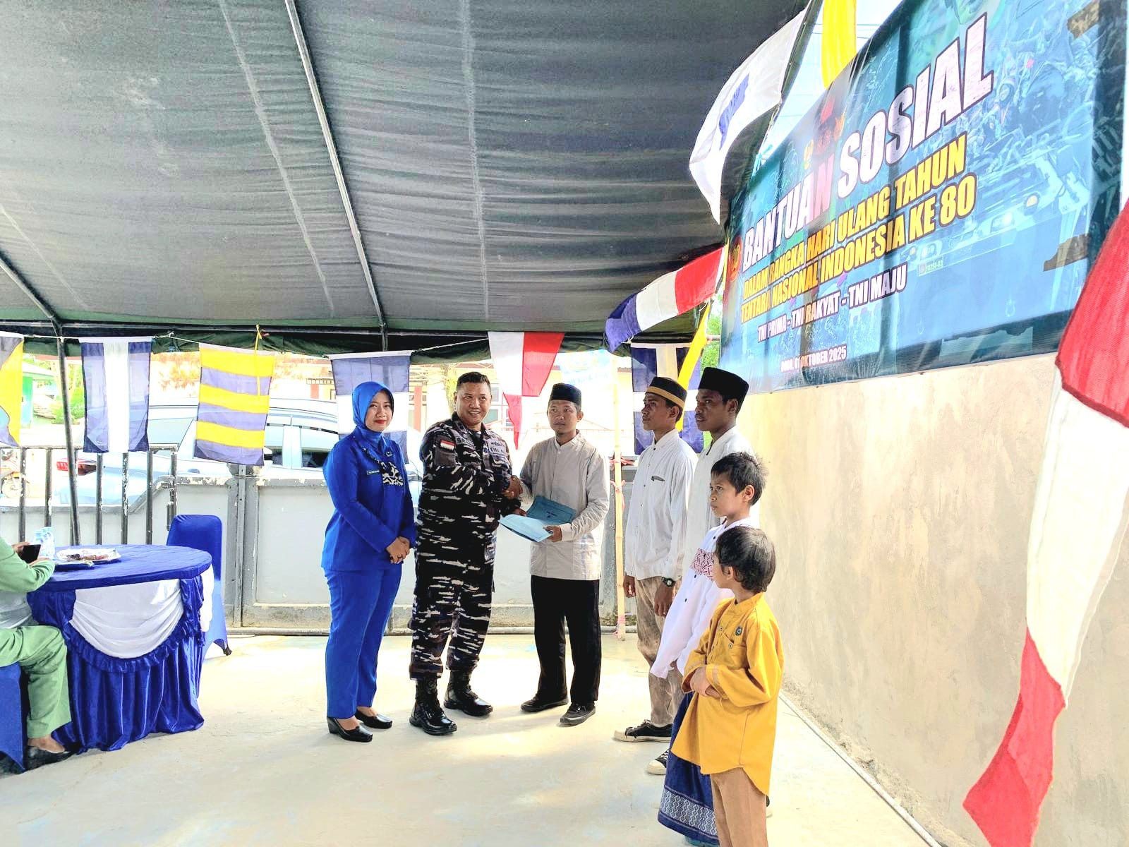 TNI di Kepulauan Aru Santuni Anak-Anak Pesantren dan Anak Panti Asuhan Santa Maria Dobo