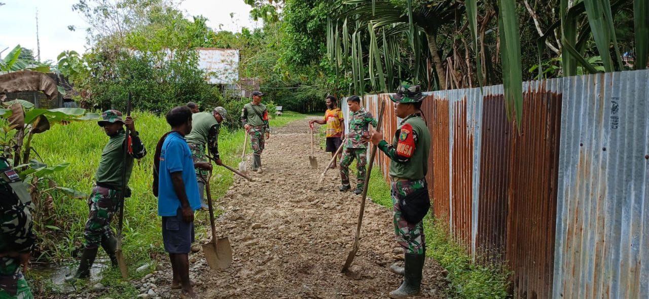 Bakti Nyata Jelang HUT Ke-80 TNI, Kodim 1710/Mimika Perbaiki Jalan Kampung