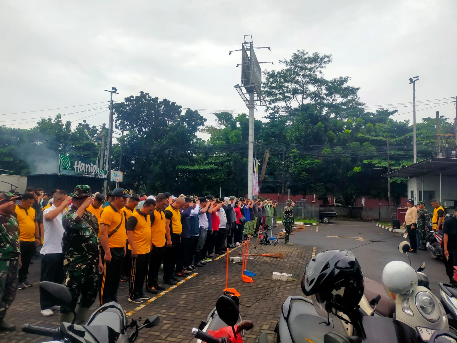3 Pilar Jatisampurna Gelar K3 Bersih-Bersih di Sepanjang Jalan Raya Kranggan