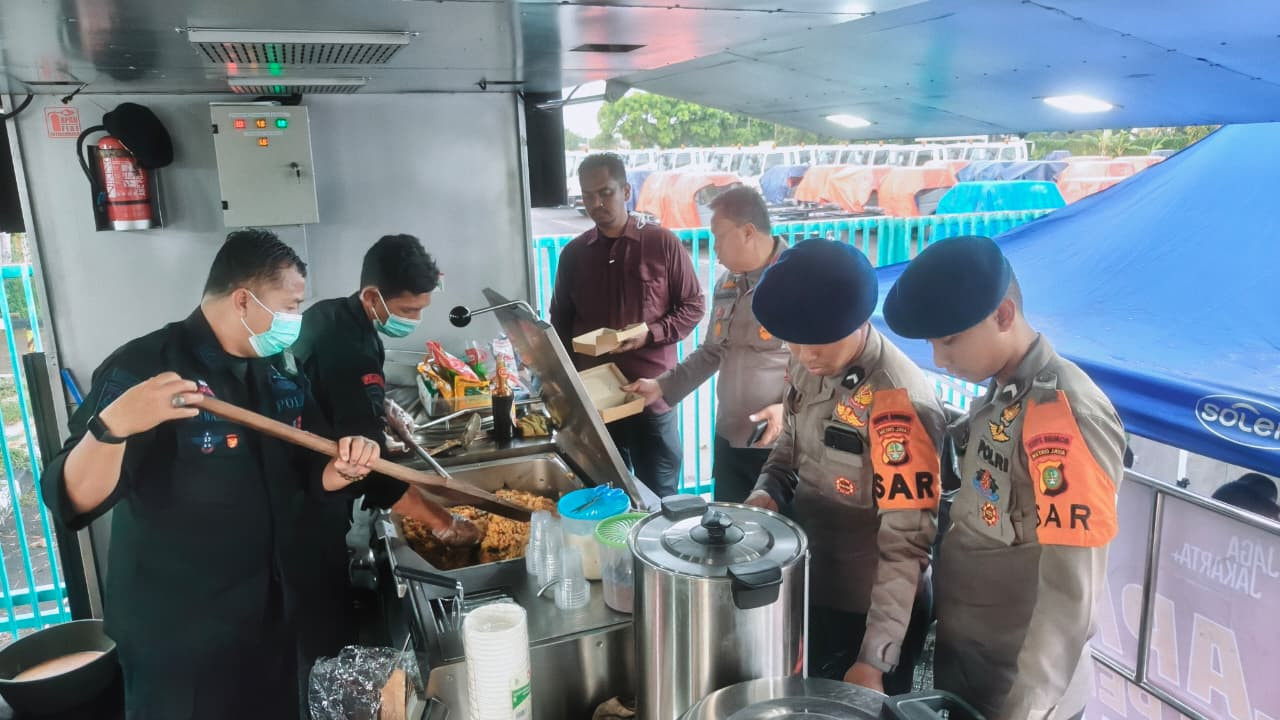 Polri Bergerak Tangani Banjir Cakung, Kerahkan 132 Personel, Perahu Taktis, Kendaraan 4x4, dan Dapur Lapangan Brimob