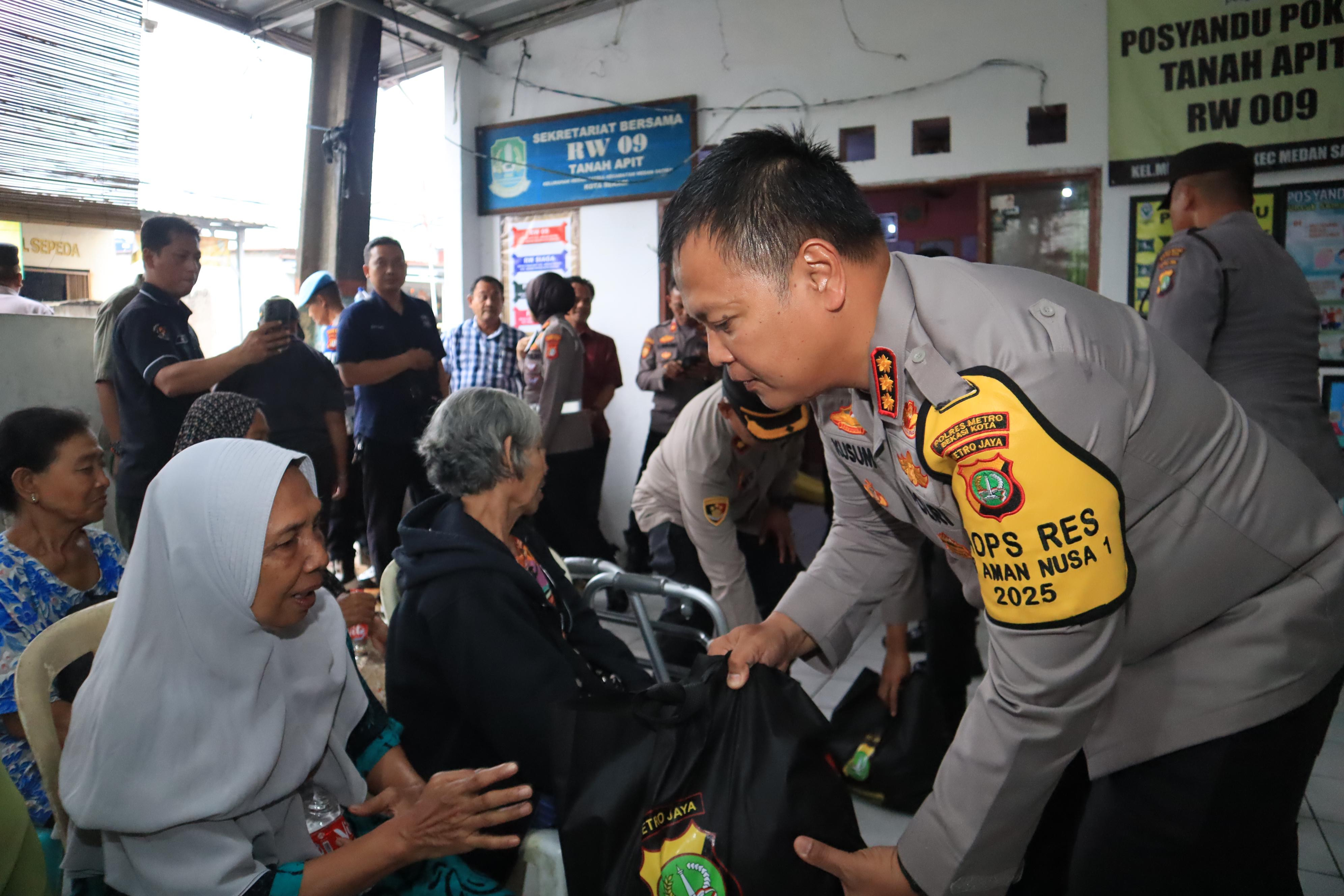 Kapolres Bekasi Kota Gelar Bakti Kesehatan dan Sosial di Wilayah Polsek Medansatria