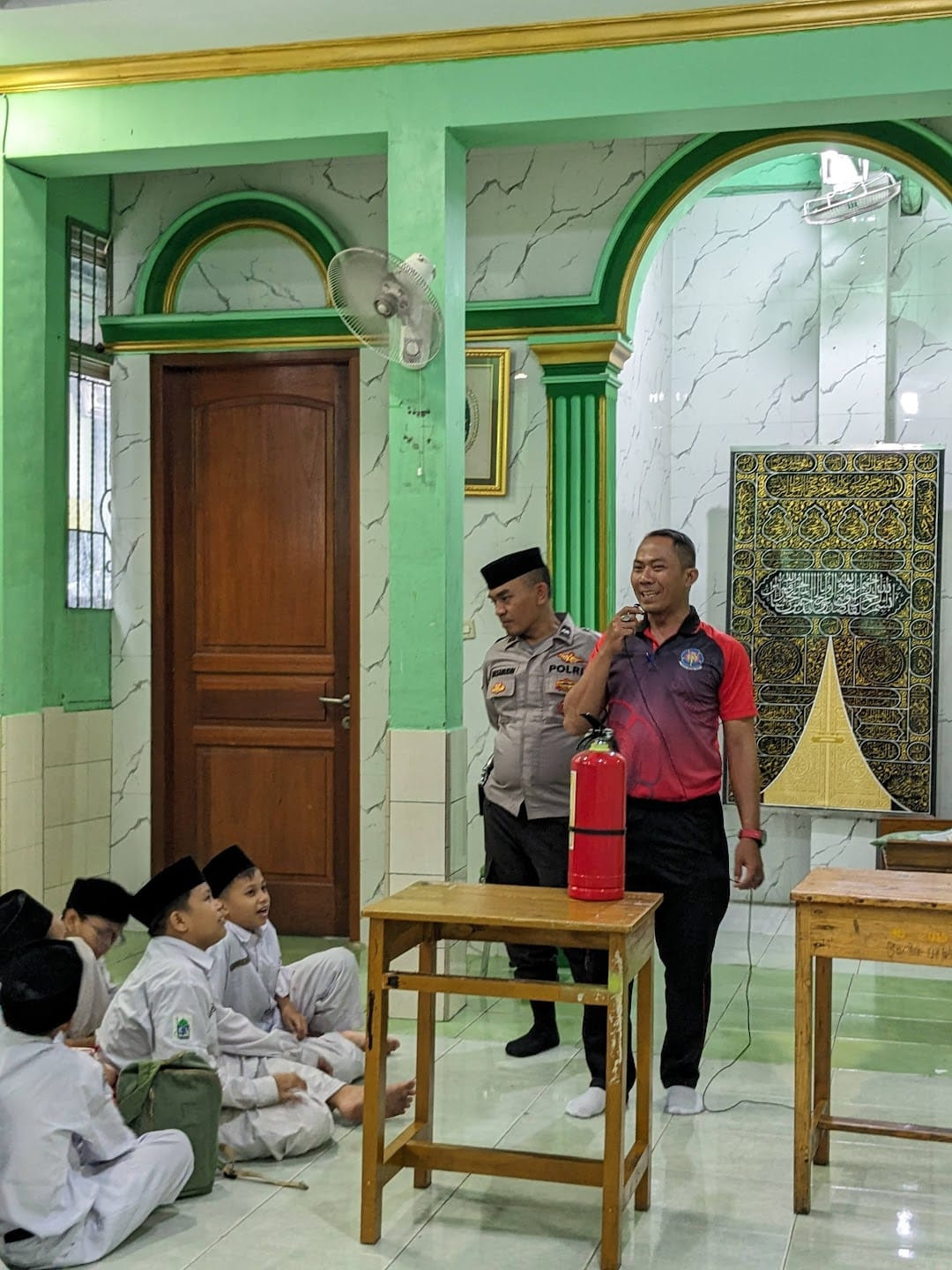 Bhabinkamtibmas Kapuk Muara Hadiri Pesantren Khaerul Ummah, Edukasi Santri Tentang Keselamatan