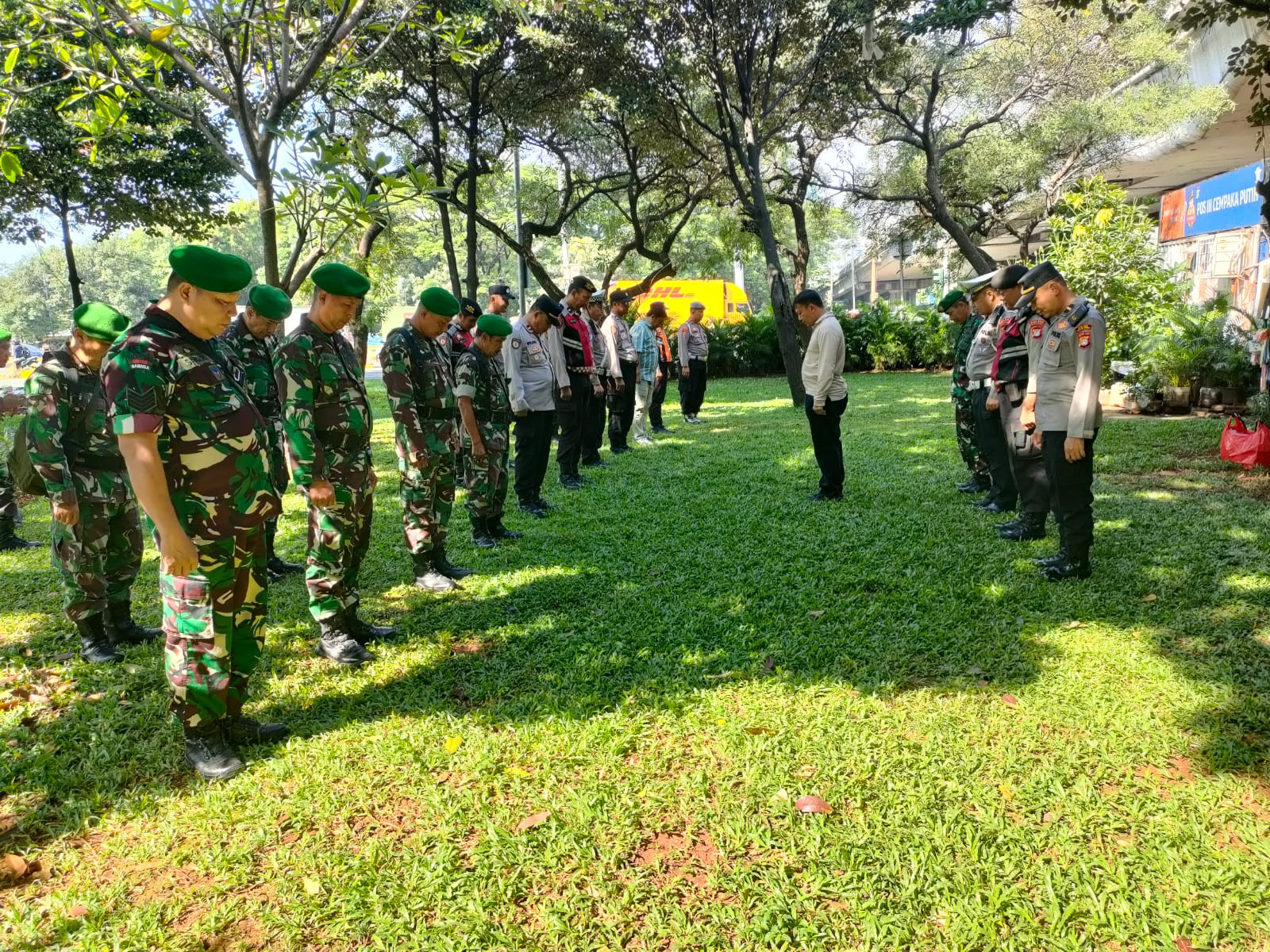 Polisi dan TNI Gelar Apel Pengamanan Keberangkatan Massa Buruh di Kelapa Gading