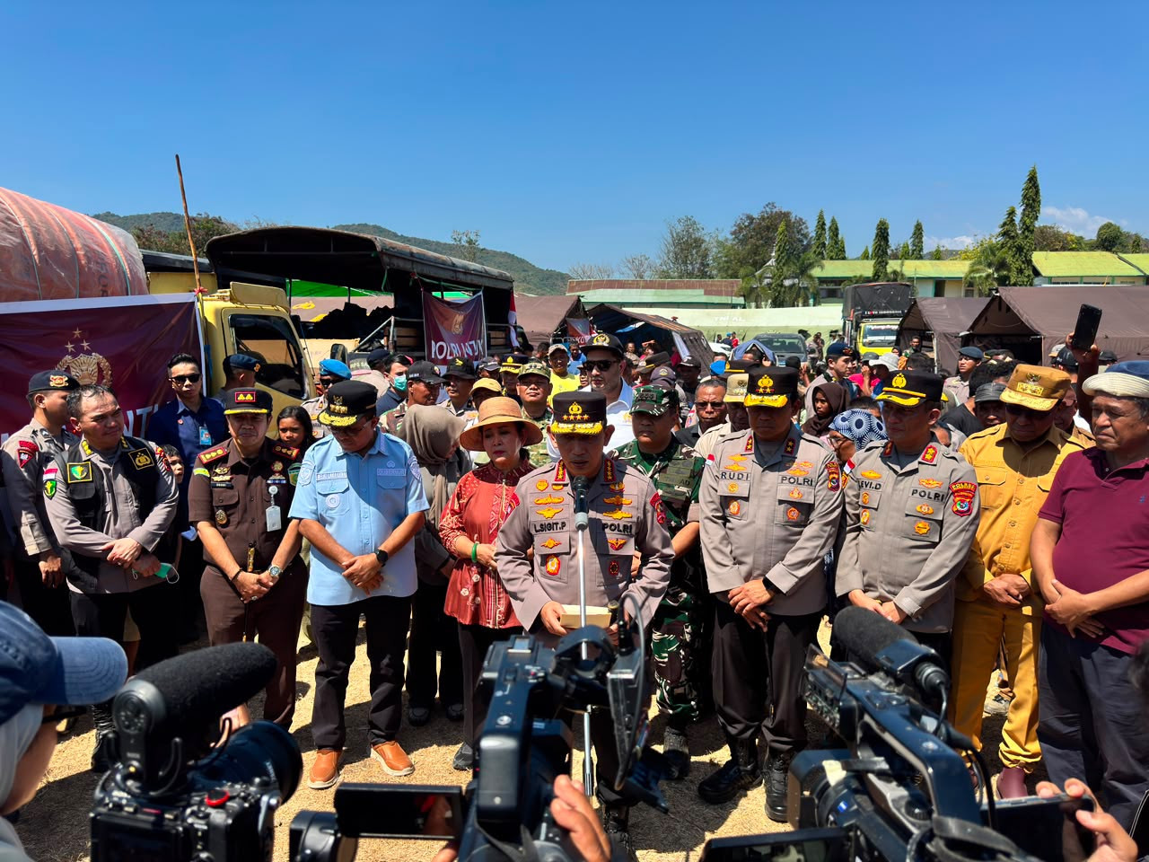 Polri Perkuat Penanganan Gempa NTT, Kapolri Tinjau Lokasi Terdampak dan Serahkan Bantuan