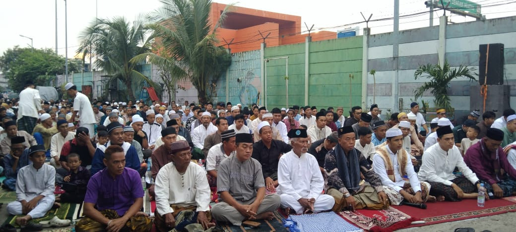 Momentum Idulfitri, Warga RW 08 Kalibaru Pererat Silaturahmi Lewat Sholat Ied