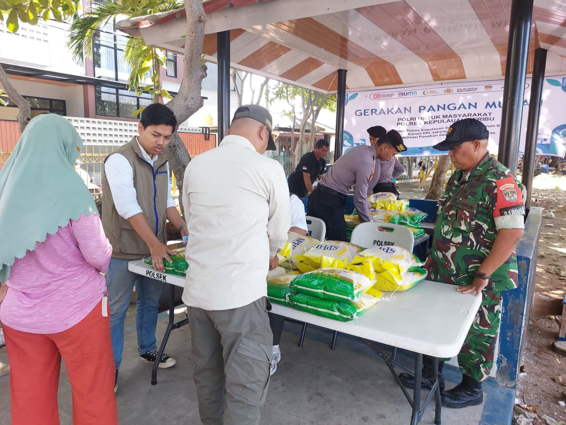 Polsek Kepulauan Seribu Utara Gelar Pangan Murah di Pulau Kelapa, Warga Antusias
