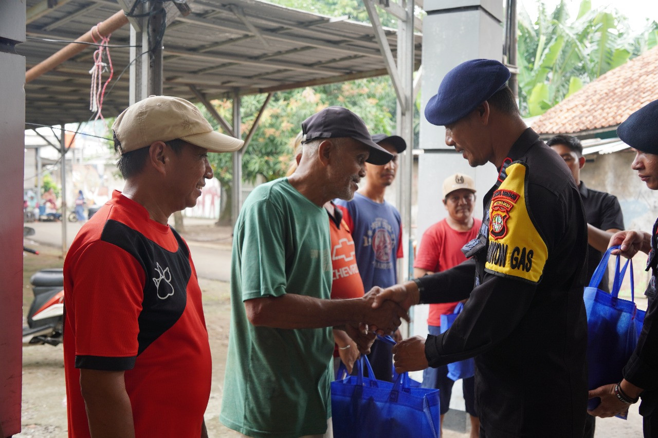 Brimob Polda Metro Jaya Gelar Bakti Sosial “Jumat Berkah Berbagi dengan Sesama” di Tangerang Selatan