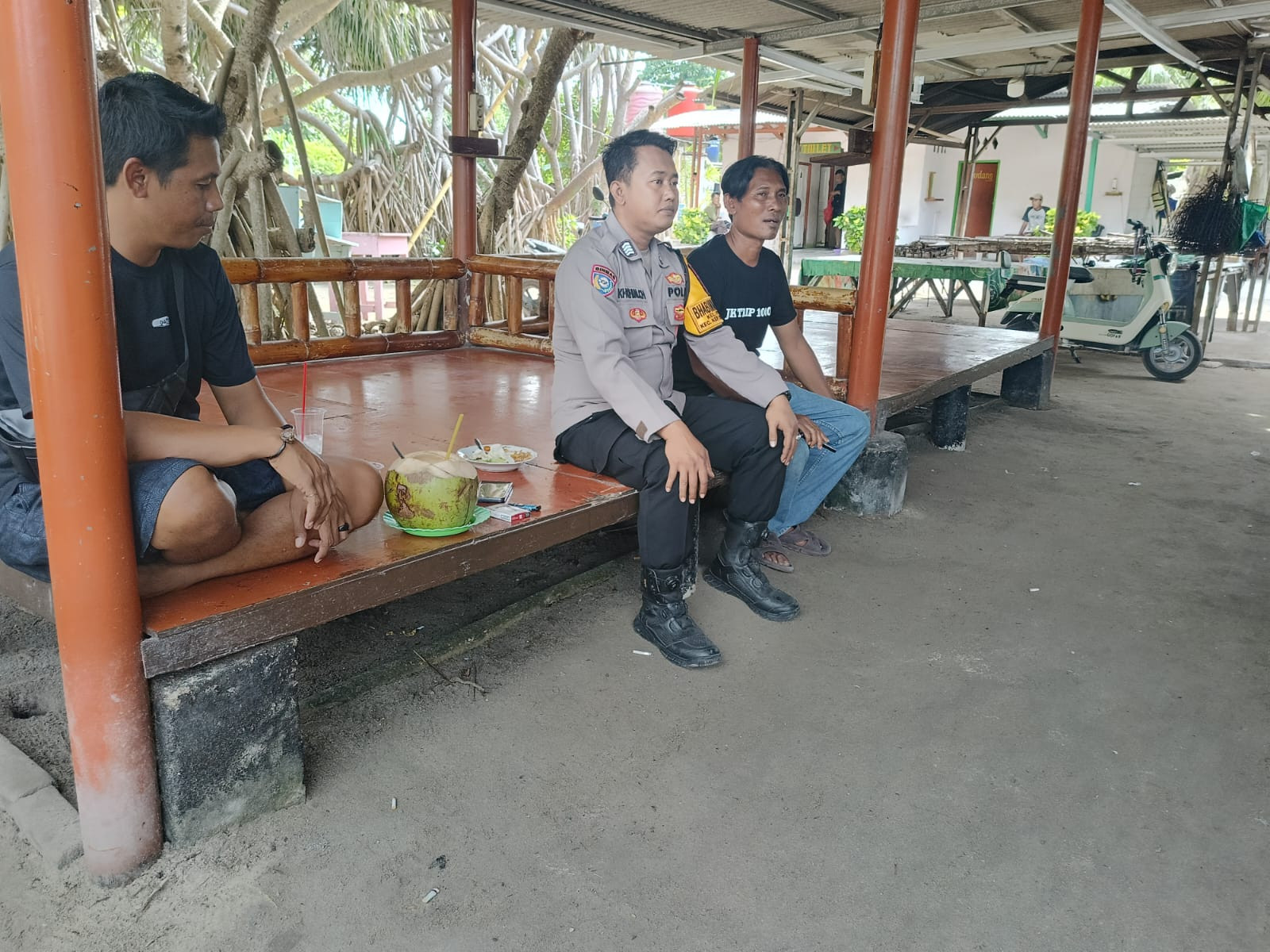 Bhabinkamtibmas Pulau Pari Keliling Kampung, Ingatkan Warga Waspada 3C dan Segera Lapor 110