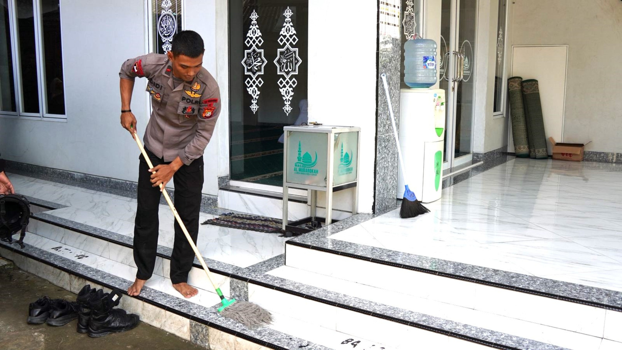 Jaga Kebersihan Rumah Ibadah, Brimob PMJ Korvey Lingkungan Masjid Al Mubarokah