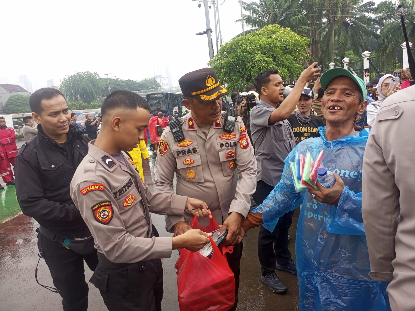 Polisi Kawal Unjuk Rasa Ojol dengan Pendekatan Humanis dan Simpati