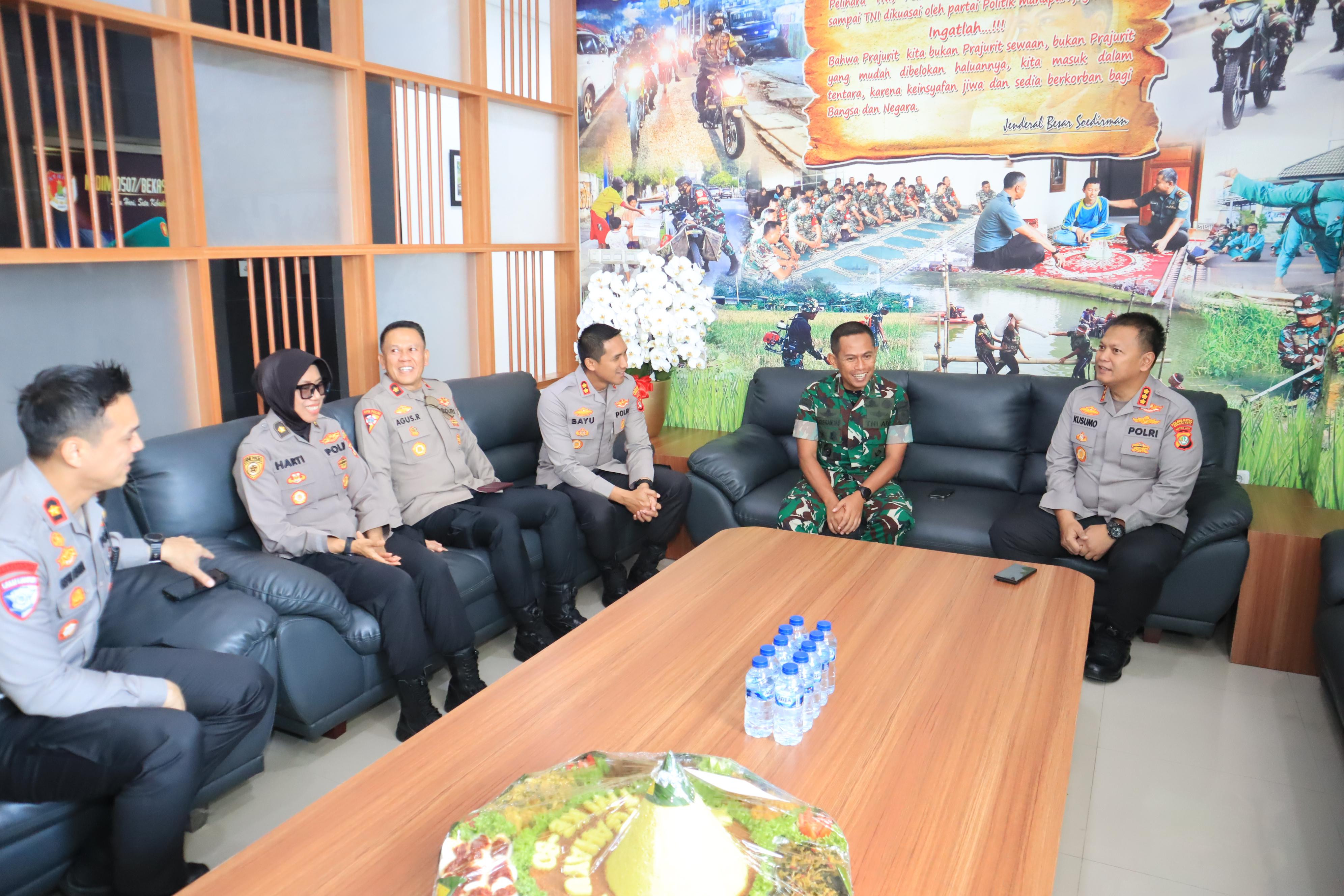 Kokohkan Sinergitas TNI-Polri, Kapolres Metro Bekasi Kota Rayakan HUT ke-80 TNI di Kodim 0507