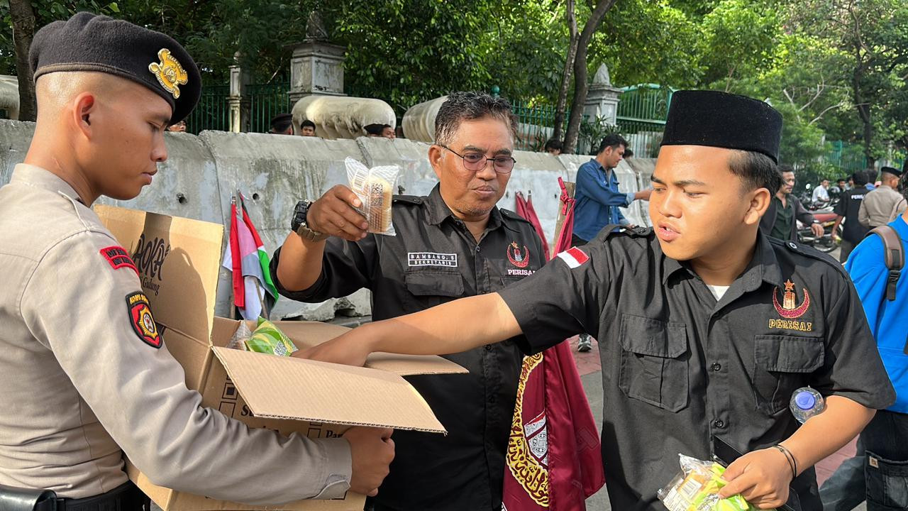 Aksi Penyampaian Pendapat Organisasi Mahasiswa Islam di Jakpus Kondusif, Polisi Bagikan Roti dan Air Mineral