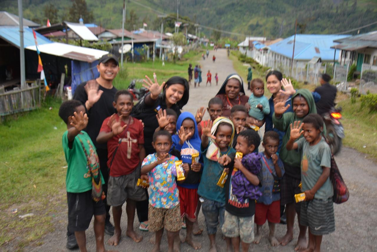 Membangun Kedekatan, Personel Satgas Ops Damai Cartenz Berbagi Kebersamaan dengan Masyarakat Sinak