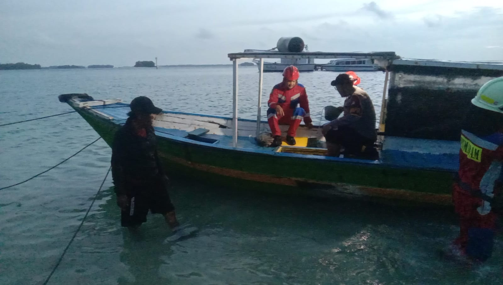Polisi dan Damkar Sigap Evakuasi Kapal Nelayan Bocor di Perairan Barat Pulau Putri