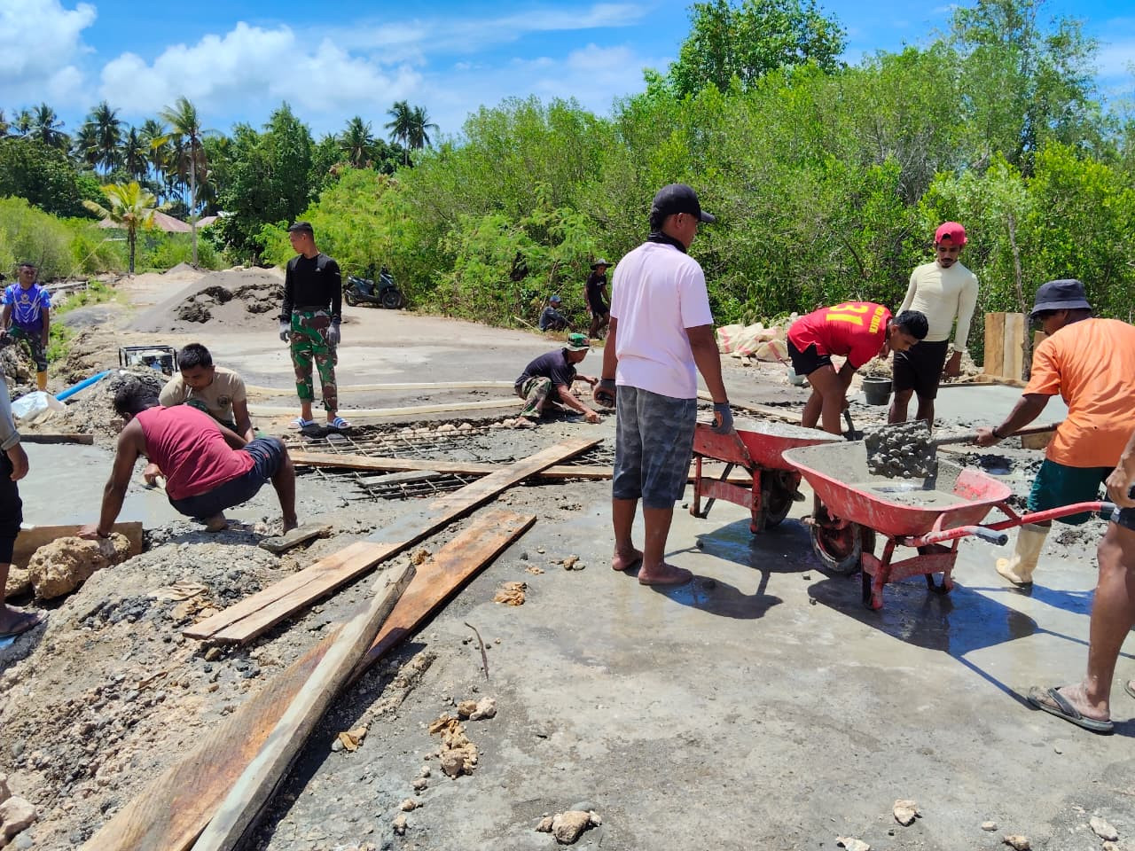 Personel TMMD Ke-127 Kodim 1514/Morotai Laksanakan Pengecoran Plat Deker Gorong-Gorong di Desa Gotalamo