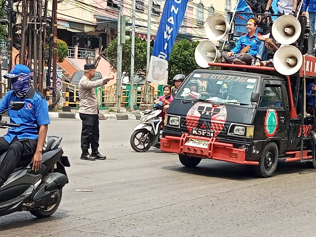 Kapolsek Bekasi Barat Layani Massa Aksi Unjuk Rasa yang Melintas di Kranji
