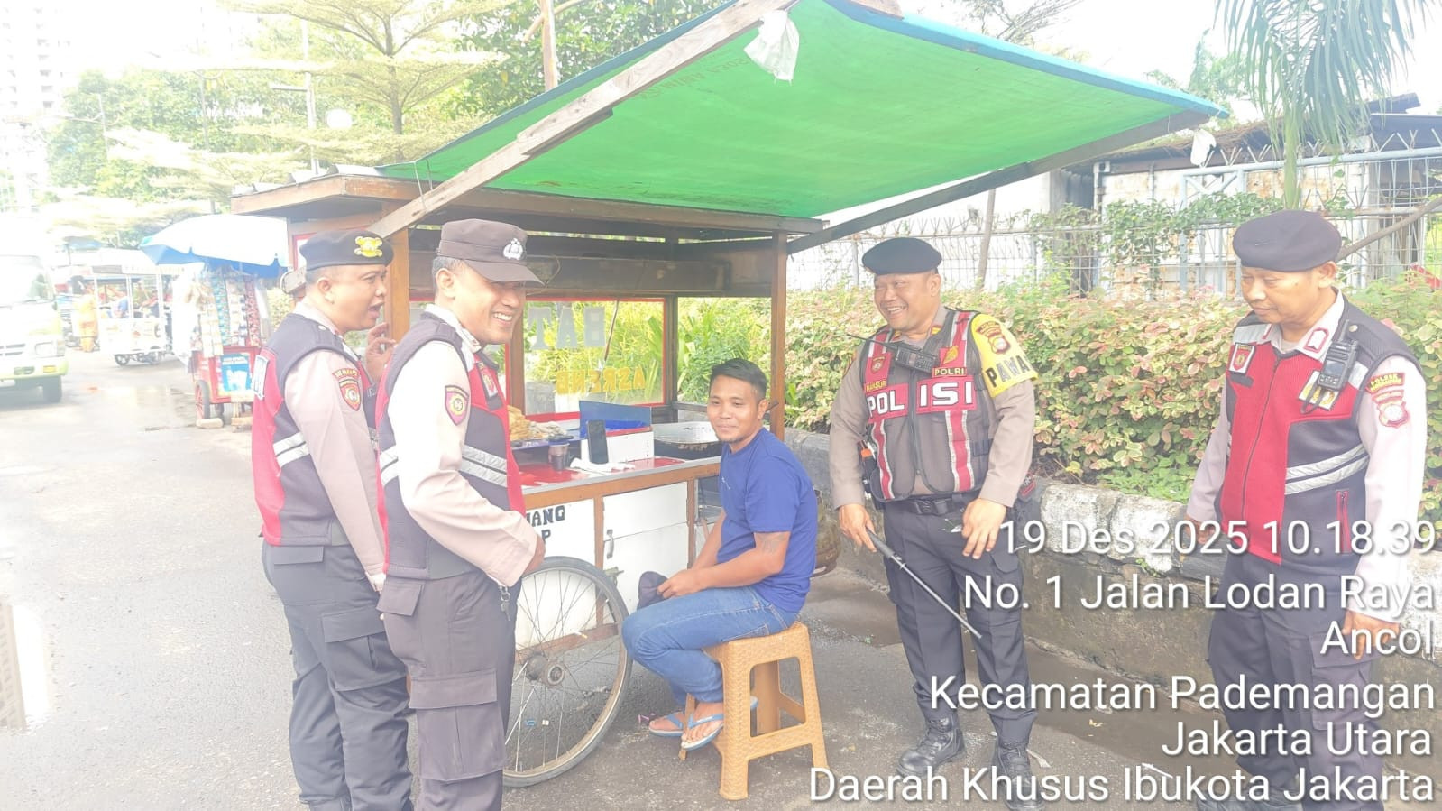 Polsek Pademangan Intensifkan Patroli Jalan Kaki di Lodan Timur, Dukung Program “Jaga Lingkungan”