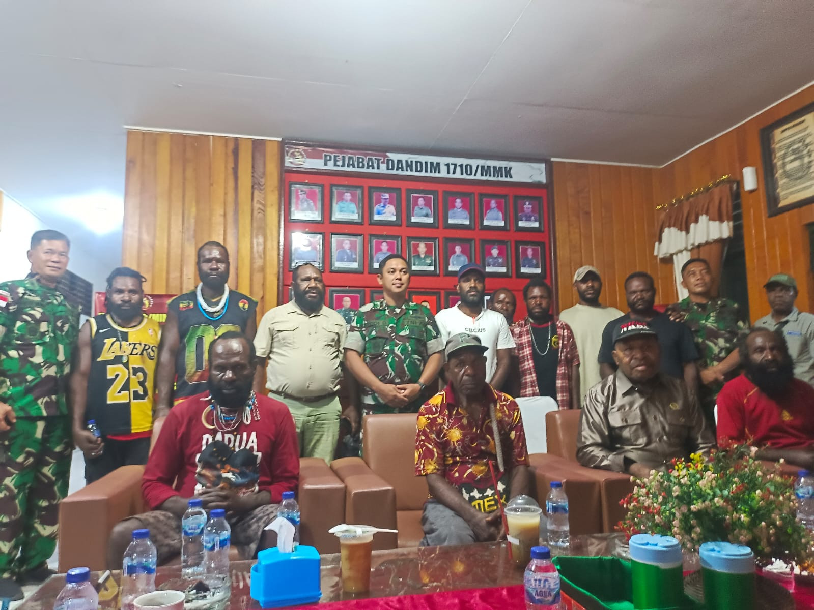 Enam Warga Diserahkan Kepada Perwakilan Keluarga, Kodim 1710/Mimika Tegaskan Proses Sesuai Prosedur Hukum