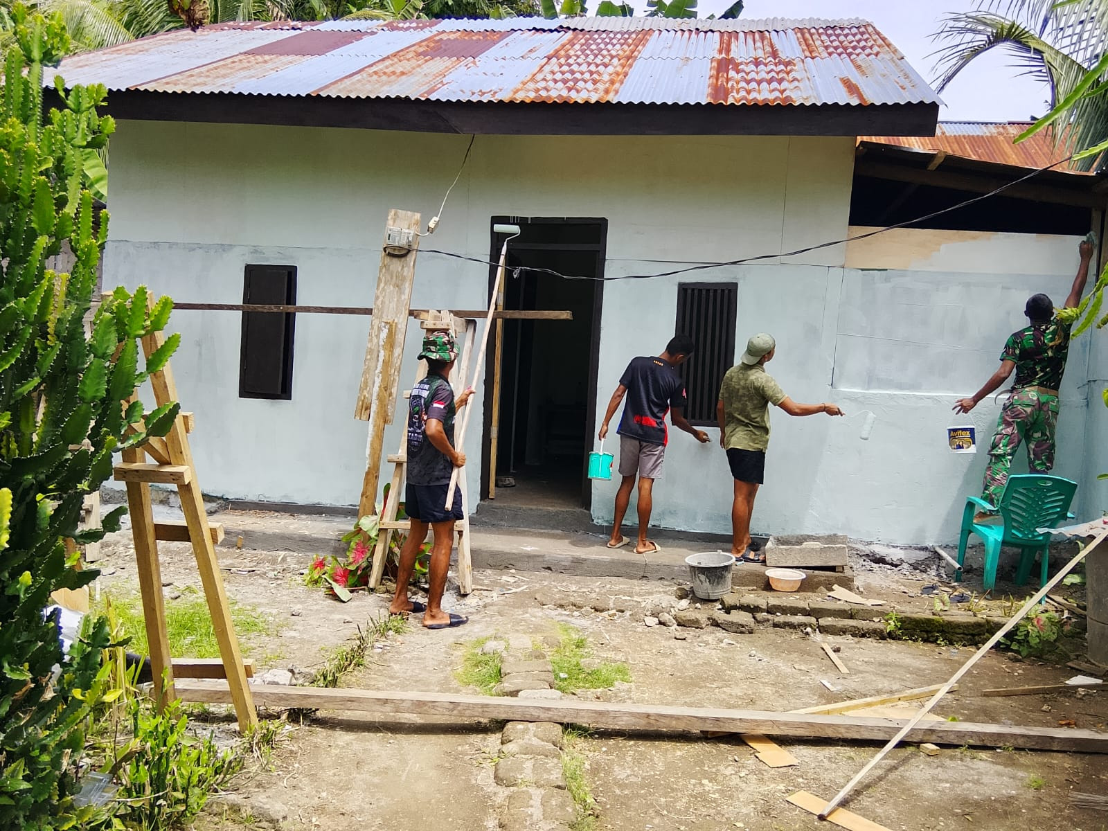 Personel TMMD Ke-127 Kodim 1514/Morotai Laksanakan Pengecatan RTLH di Desa Mandiri