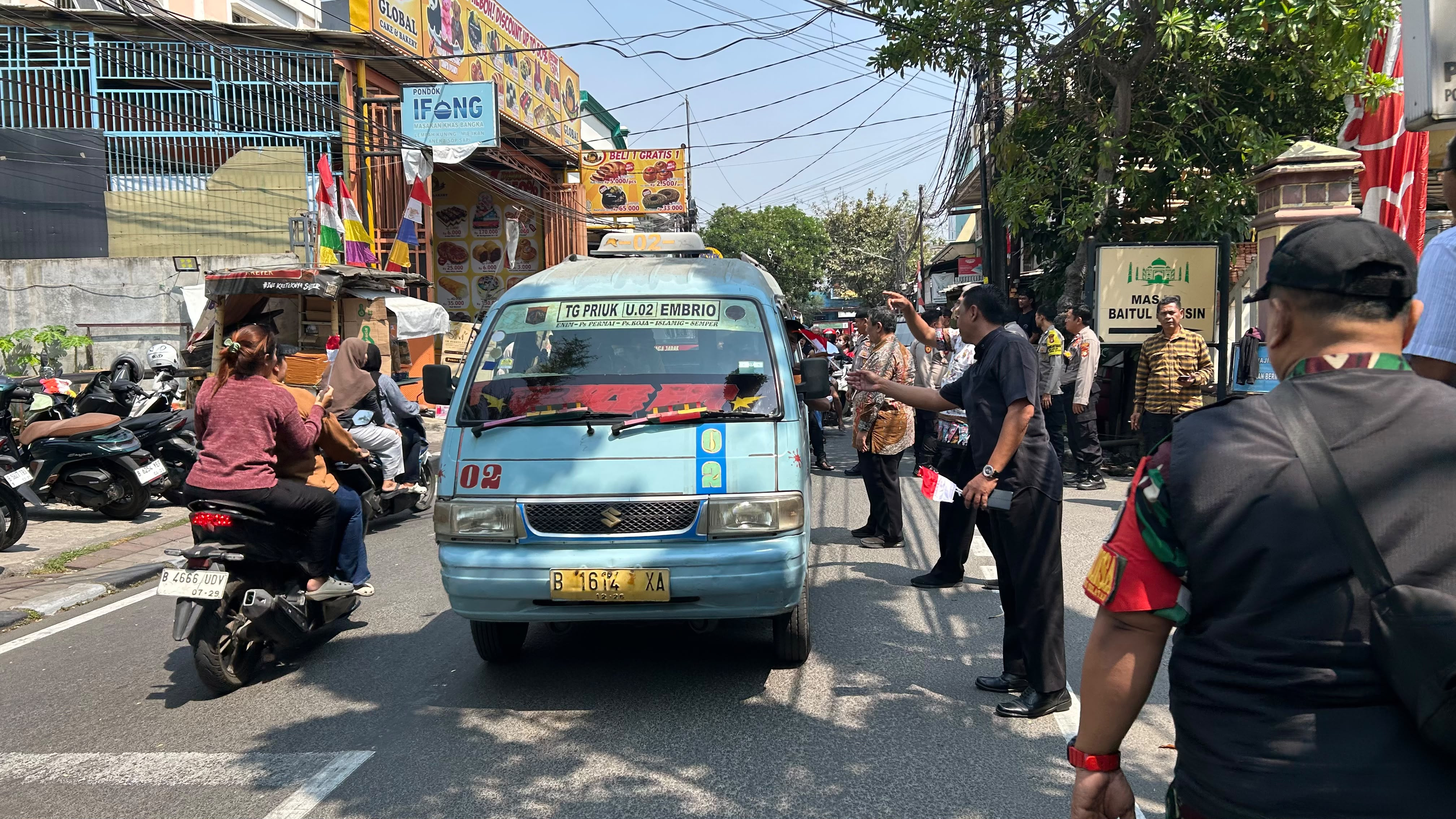 Jelang HUT RI ke-81, Polsek Koja Bersama Tiga Pilar Bagikan 150 Bendera Merah Putih