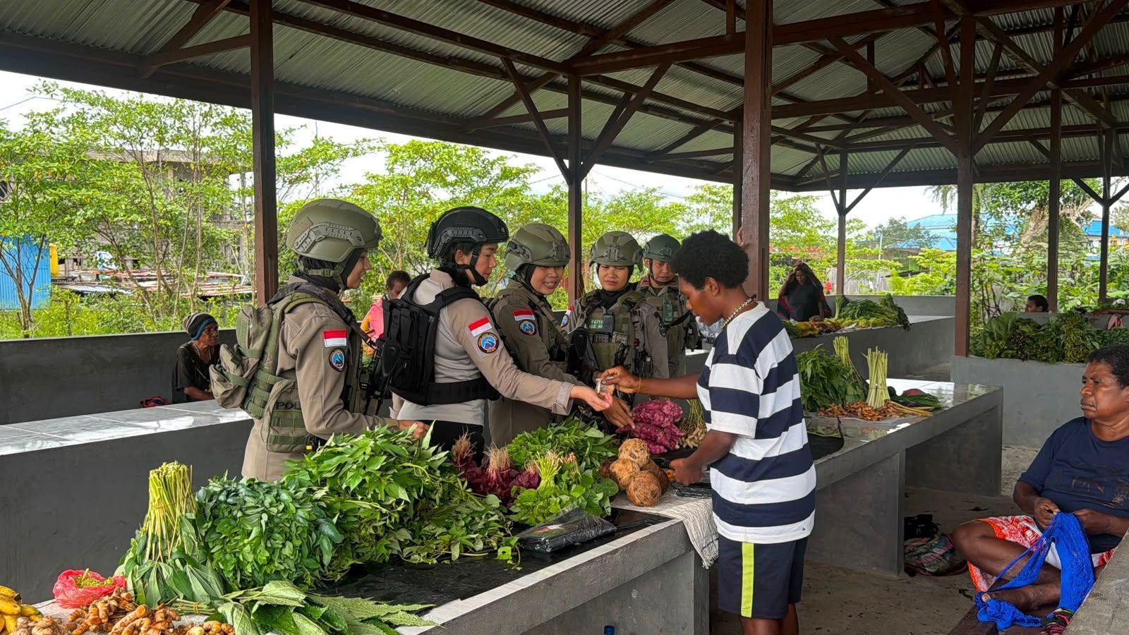Di Balik Ramainya Pasar Keyabi Nduga, Senyum Mama Papua dan Polwan Damai Cartenz Rajut Rasa Aman dan Nyaman