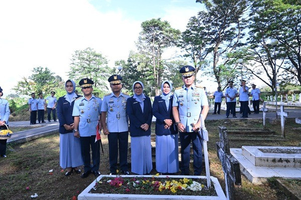 Danlanud Sultan Hasanuddin Hadiri Ziarah HUT Ke-80 TNI AU di TMP Panaikang