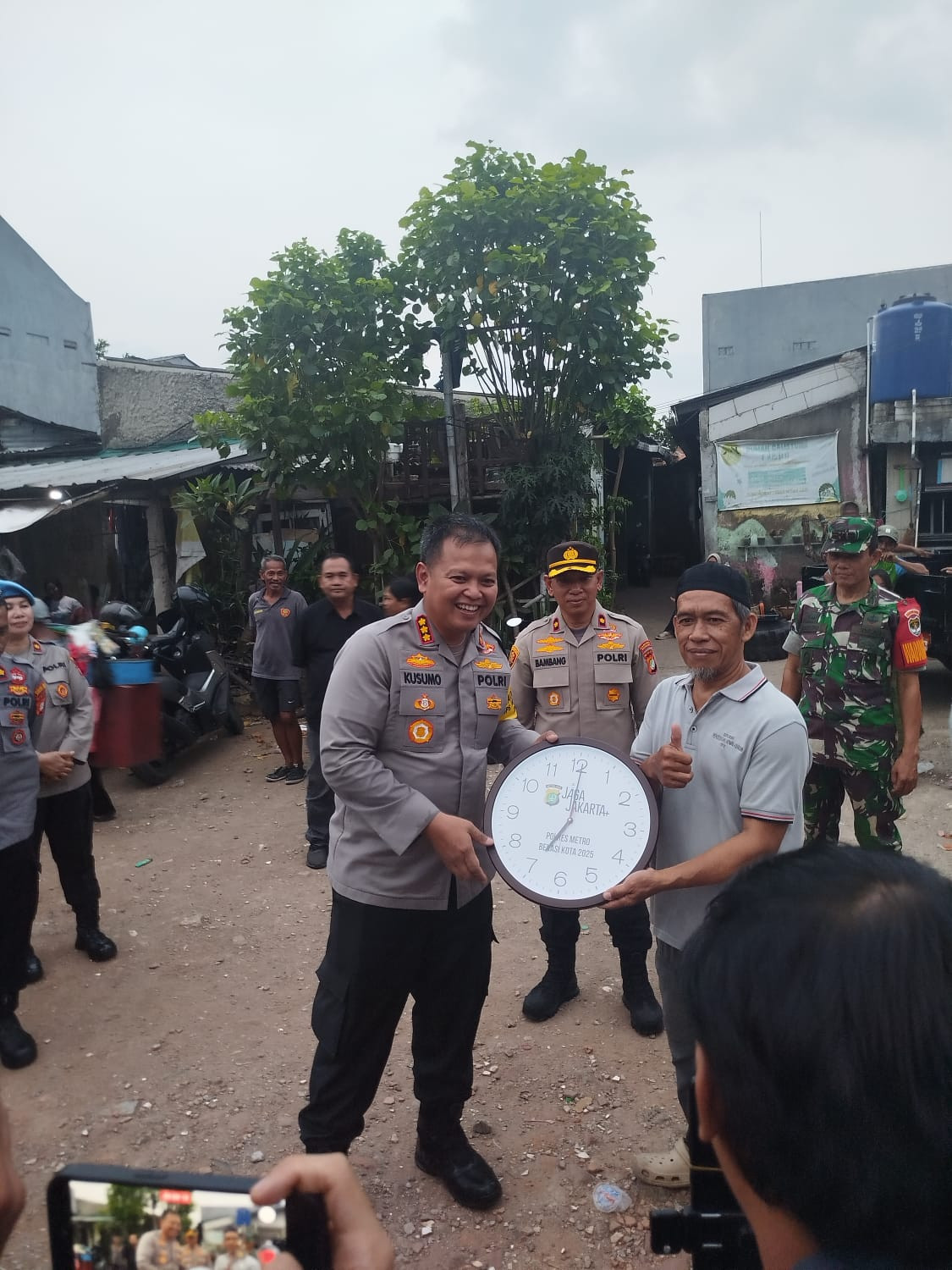Polres Metro Bekasi Kota Gelar Bakti Kesehatan dan Sosial di Slum Area Jatiwaringin