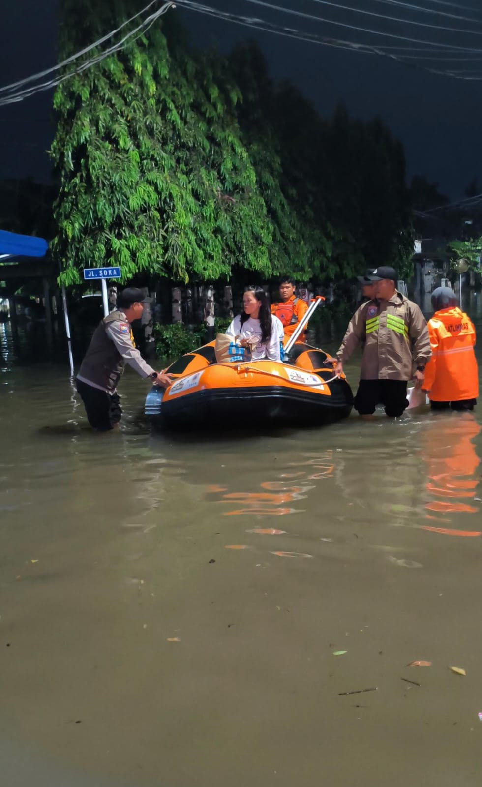 Sigap Personil Binmas Polsek Pondok Gede Evakuasi Banjir Perumahan Jatibening Permai