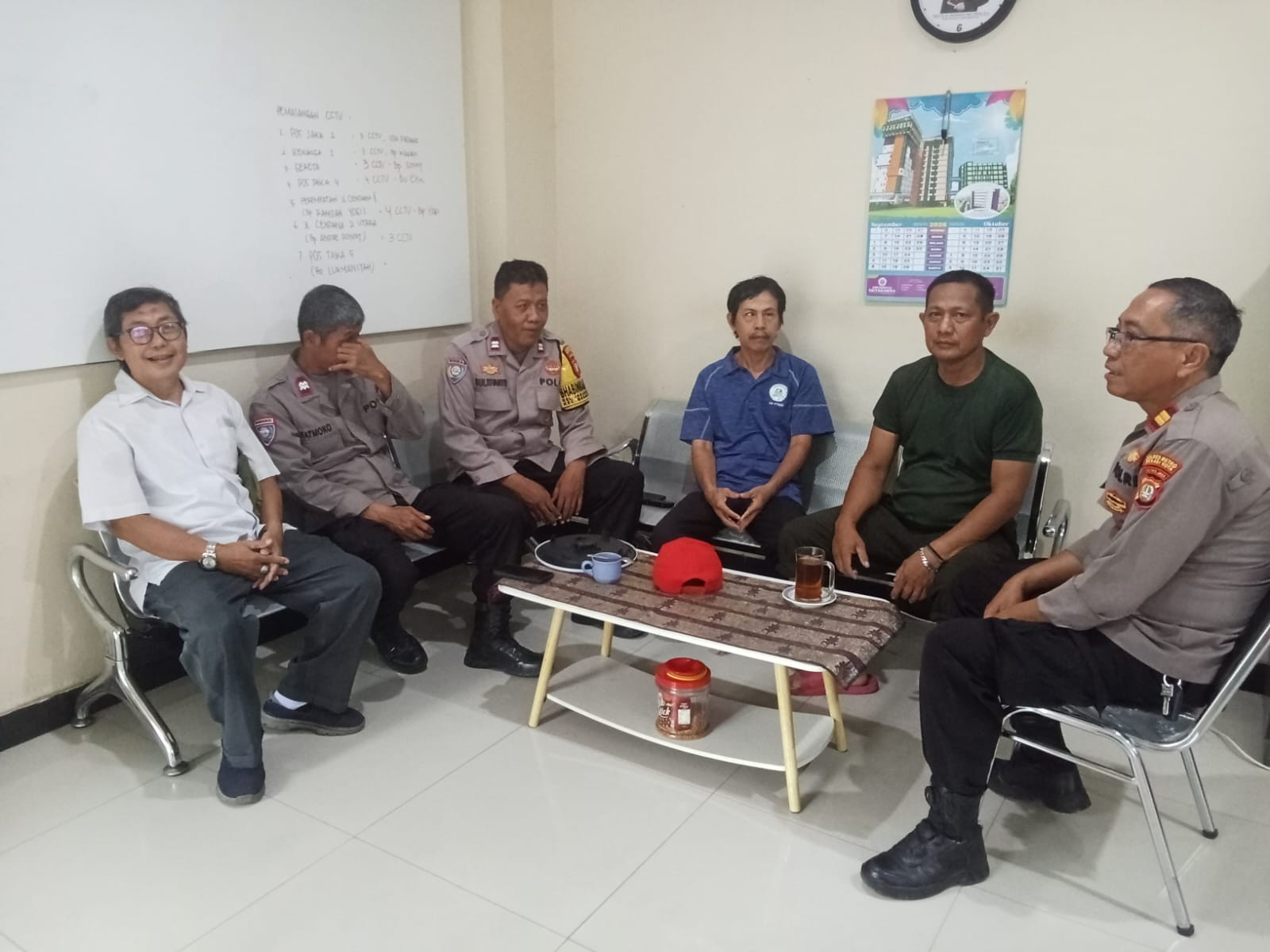 Kanit Binmas Polsek Bekasi Barat Sambangi Warga, Ajak Cegah Tawuran Remaja