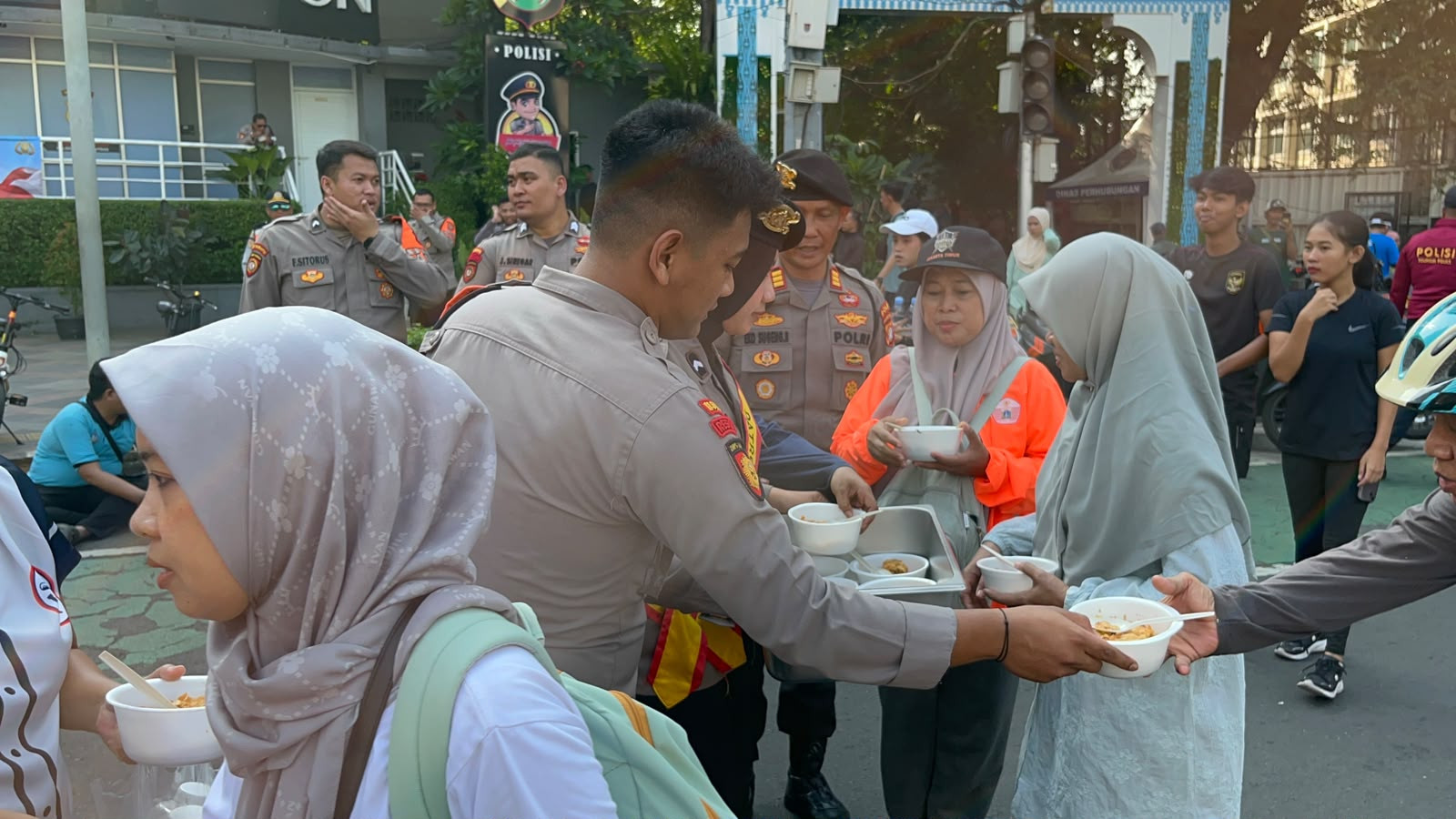 Polda Metro Jaya Gelar Randurlap, Bagikan Makanan Gratis di Bundaran HI