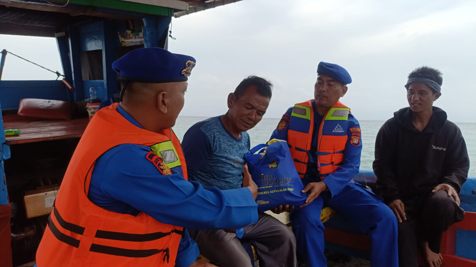 Satpolairud Polres Kepulauan Seribu Patroli Laut Ramadhan, Bagikan Sembako dan Takjil kepada Nelayan