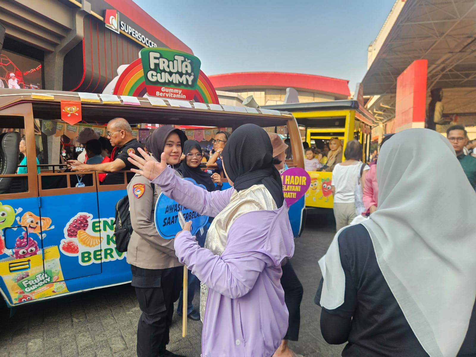 Polwan Polres Jakpus Patroli Jalan Kaki di PRJ, Beri Rasa Aman dan Imbau Pengunjung Tetap Waspada