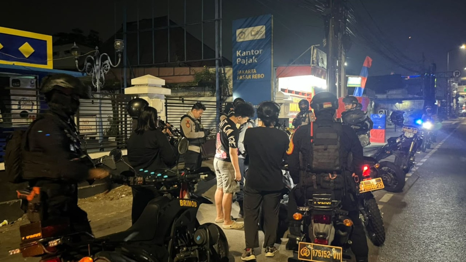 Brimob Polda Metro Jaya Amankan 6 Pemuda Hendak Tawuran, Temukan Sajam dan Cairan Diduga Air Keras di Duren Sawit