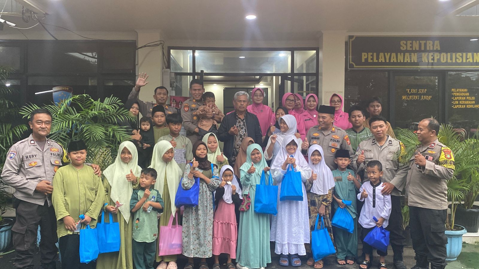 Kapolsek Rawalumbu Berbagi Berkah" Santuni 40 Anak Yatim"