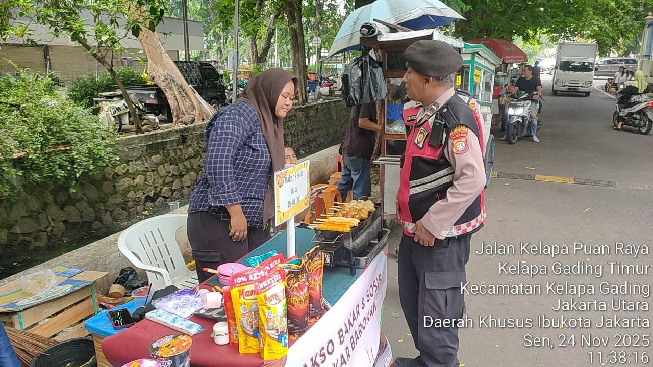 Patroli Jalan Kaki Polsek Kelapa Gading Ajak Warga Tingkatkan Kewaspadaan Lingkungan