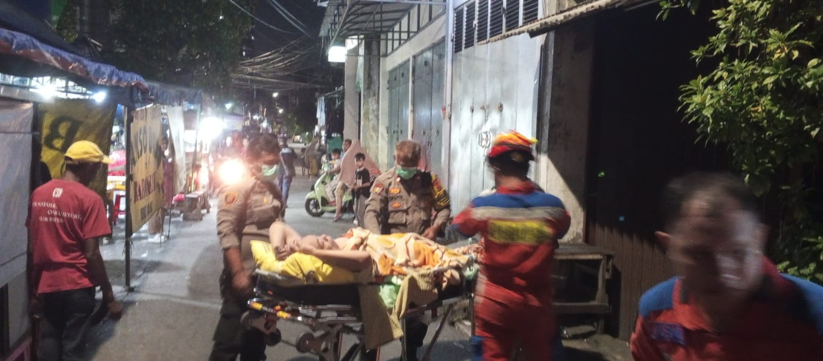 Polisi dan Damkar Evakuasi Warga Sakit dari Lantai Tiga di Pademangan Timur