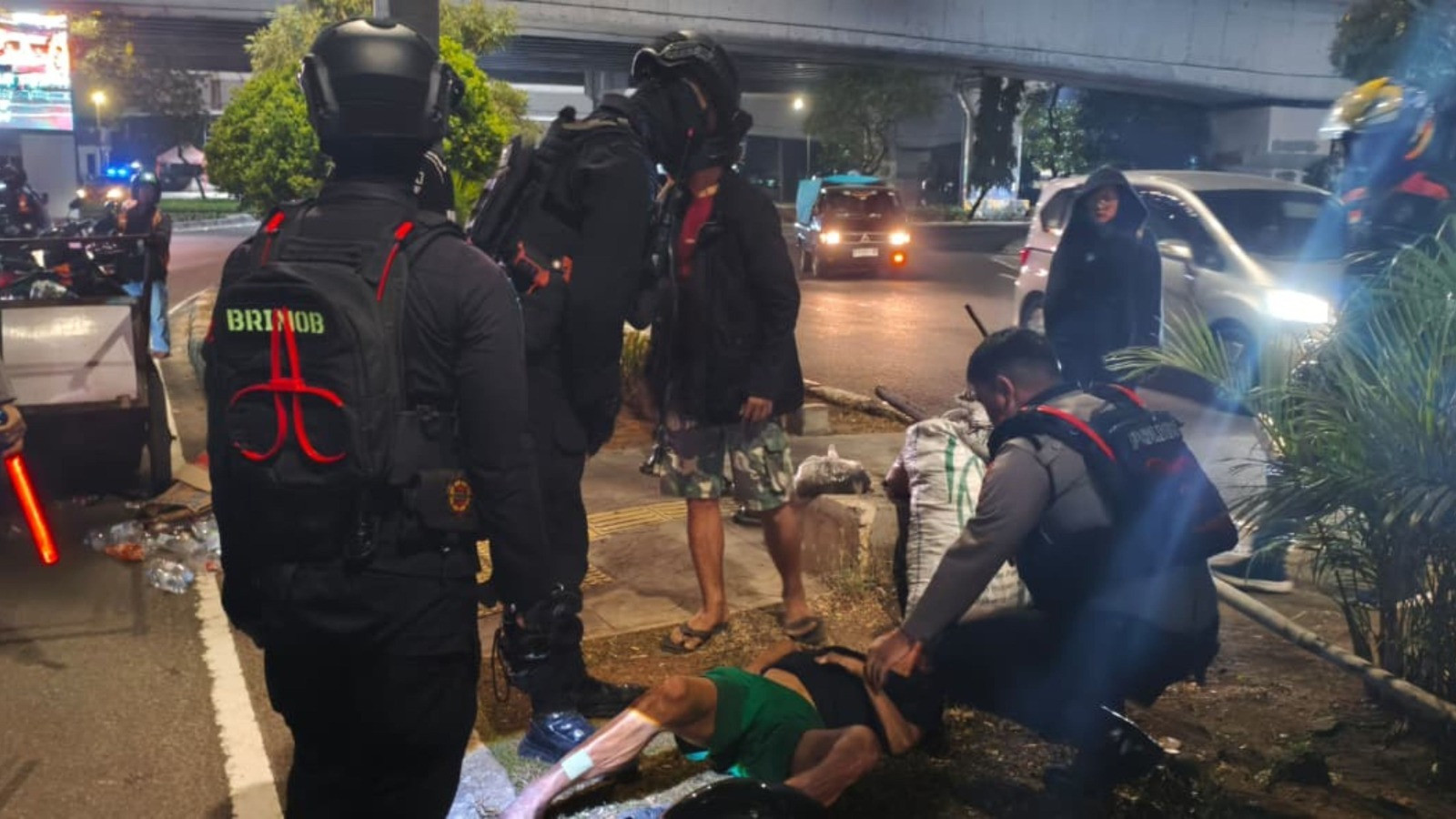 Brimob Metro Jaya Sigap Evakuasi Korban Kecelakaan Saat Patroli Malam di Jakarta Utara