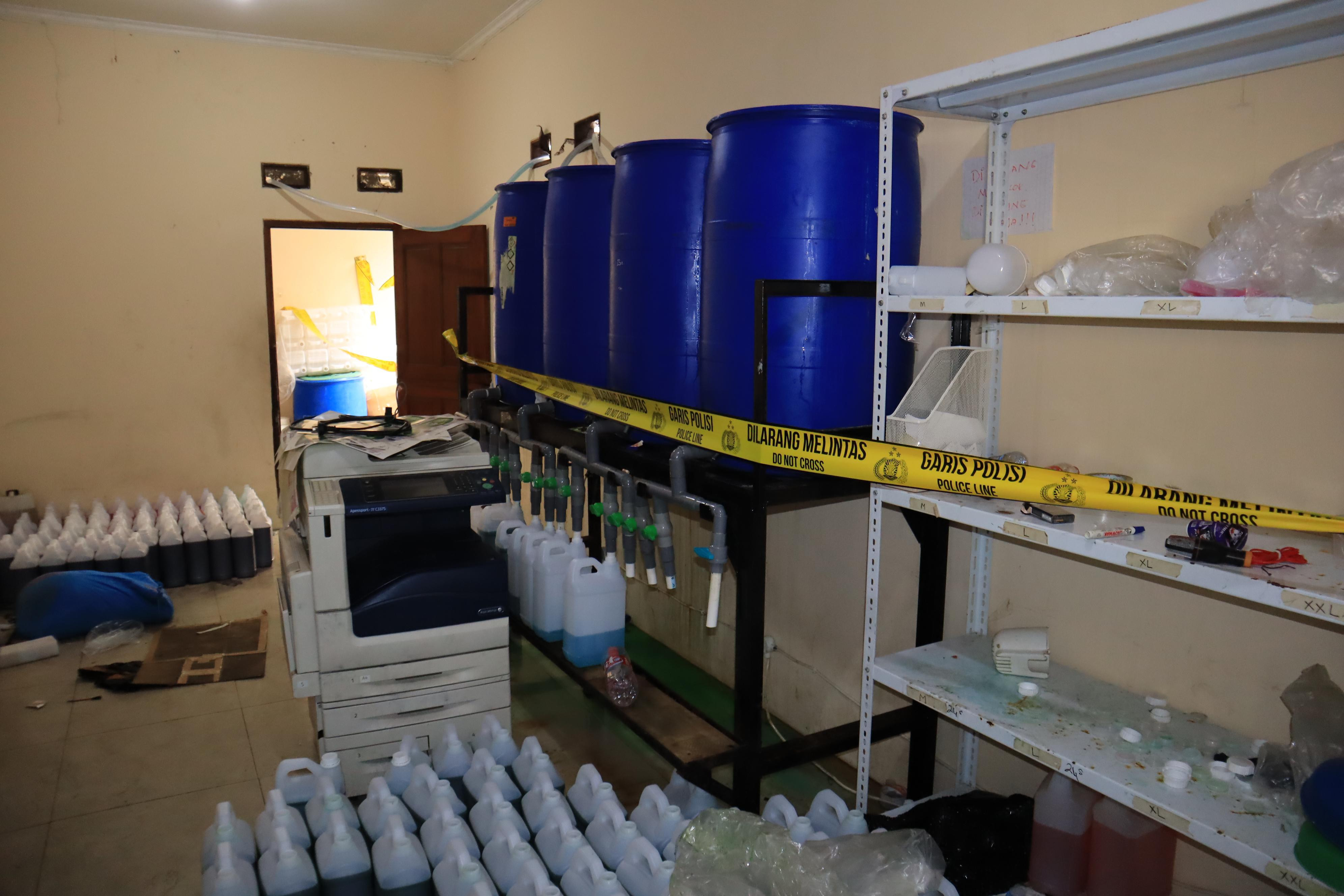 POLRES METRO BEKASI KOTA UNGKAP KASUS PRODUKSI SABUN CAIR PALSU BEROMSET RP 1 MILIAR, PELAKU DIJERAT UU PERLINDUNGAN KONSUMEN